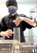 <b>霸王茶姬“手打”食安危机：业绩下滑股价腰斩</b>
